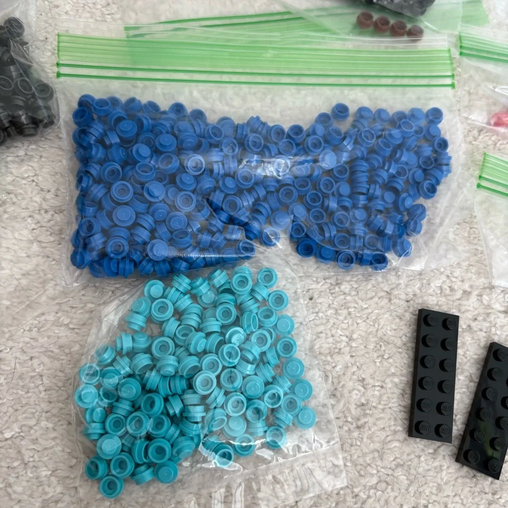 Assorted LEGO Round 1x1 Plates in Multiple Colors - Picture 2 of 9